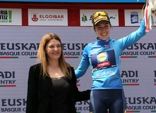 Imagen del artículo Estibaliz Olabarri entrega el maillot a Van Anrooij, mejor joven en la clasificación general de la Itzulia Women 2024