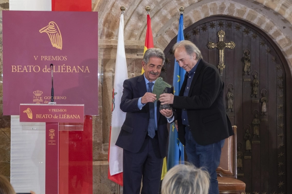 Imagen del artículo Cantabria te da las gracias porque nos prestigias el Premio Beato, afirma Revilla tras entregar el galardón a Serrat