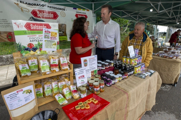 Imagen del artículo Blanco pone en valor la calidad de los productos de Cantabria en su visita el Mercado Agroalimentario de Primavera de Villaescusa