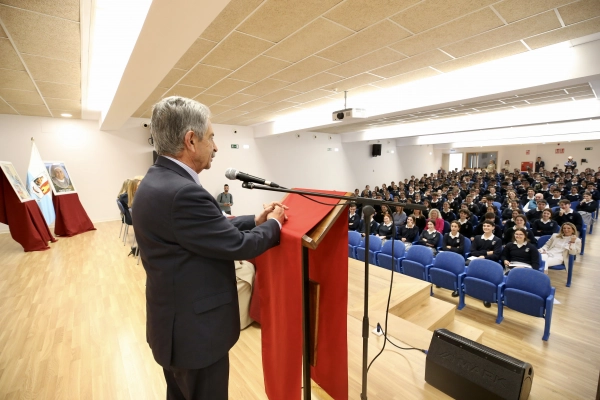 Imagen del artículo Revilla entrega al colegio Torreánaz el premio del Parlamento Europeo por su cuarto puesto en el programa 'EPAS'