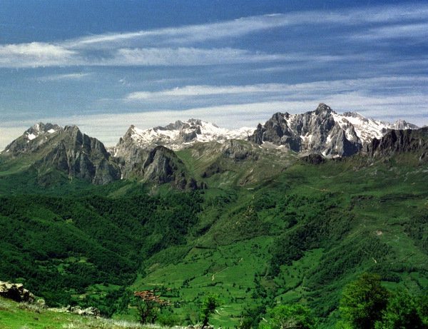 Imagen del artículo El Gobierno de Cantabria convoca las ayudas para promover el desarrollo sostenible en los municipios cántabros del Parque Nacional de los Picos de Europa