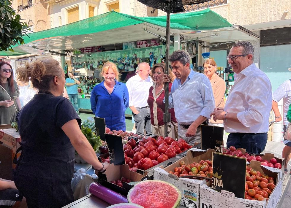 Imagen del artículo Carlos Mazón visita el mercado semanal de Almoradí