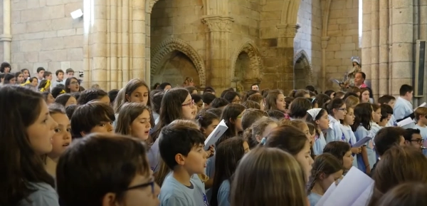 Imagen del artículo A oitava edición de No bico un cantar reúne un coro de máis de 350 nenos e nenas para homenaxear a Xeración Nós