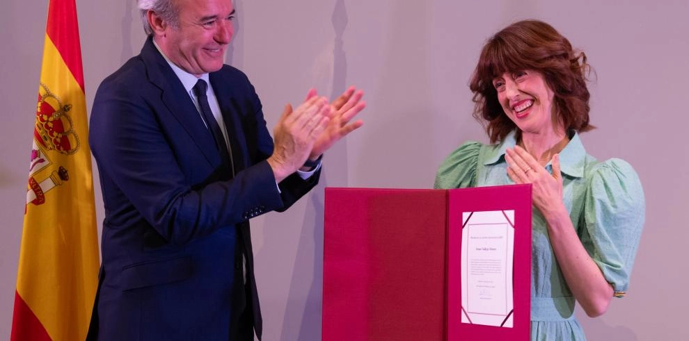 Imagen del artículo Azcón entrega el Premio de las Letras Aragonesas a la escritora Irene Vallejo, ejemplo del gran momento que viven las letras aragonesas