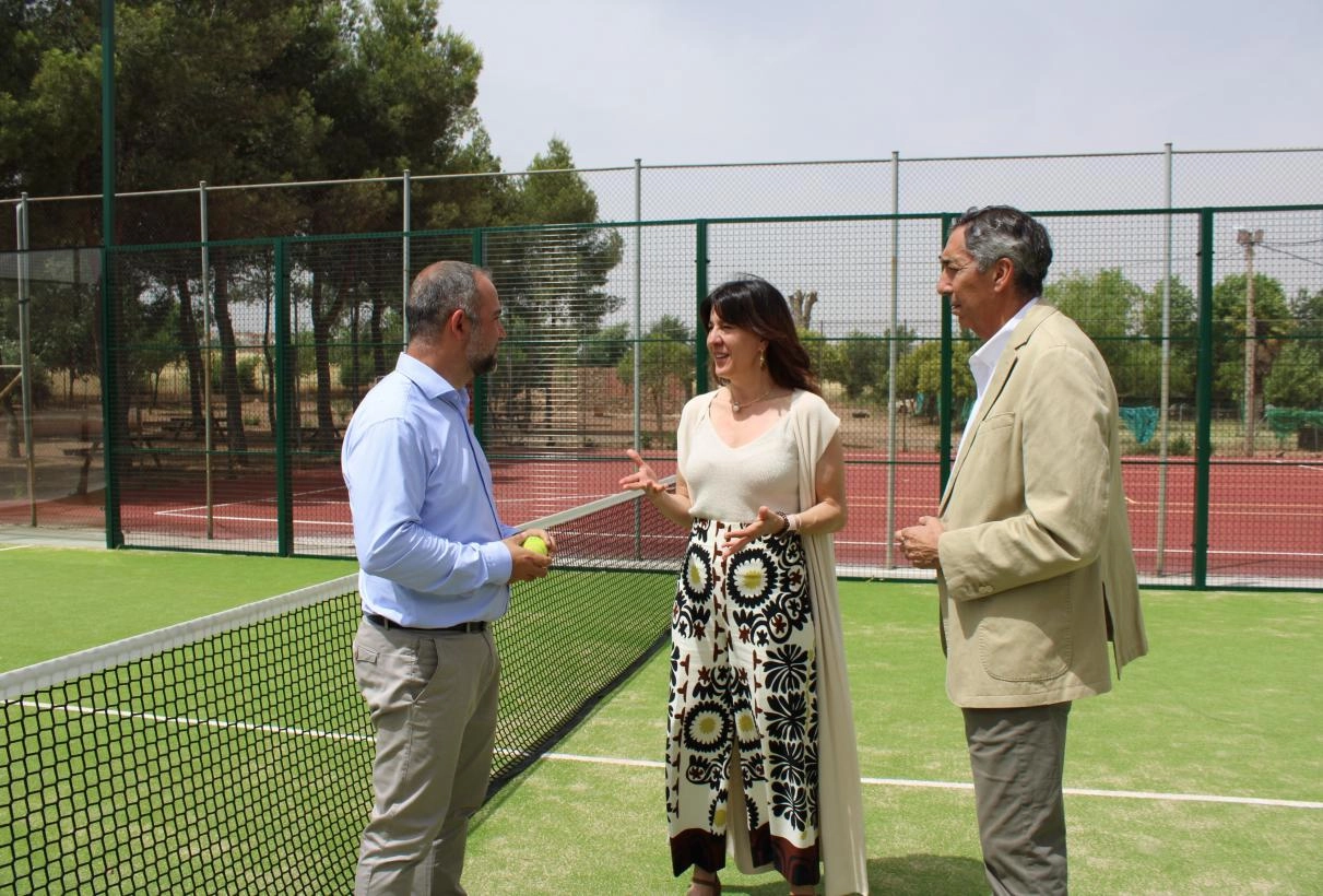 Imagen del artículo El Gobierno de Castilla-La Mancha ha contribuido a que Villamanrique amplíe su oferta de ocio y deporte con una nueva pista de pádel