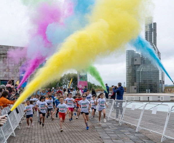 Imagen del artículo Centos de persoas corren a Holi Gaiás para festexar a primavera baixo unha divertida poeira de cores