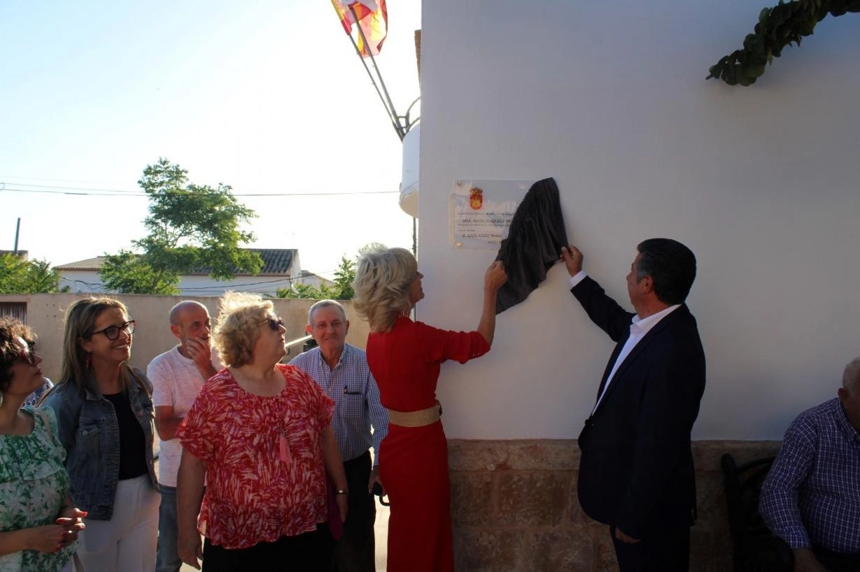 Imagen del artículo La delegada de la Junta, Marian López, inauguró la remodelación de la Plaza del Pósito en Castillo de Garcimuñoz