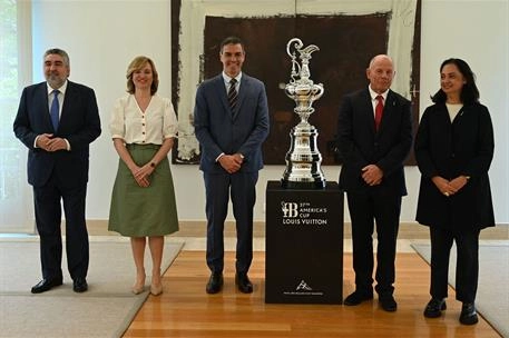 Imagen del artículo El presidente del Gobierno se reúne con el consejero delegado de la Copa América y con su vicepresidenta