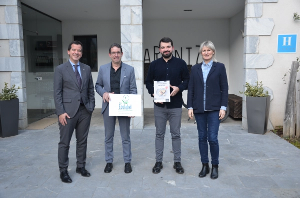 Imagen del artículo El consejero Irujo visita el primer hotel 5 estrellas de Navarra y todo el Estado en obtener el sello de Ecolabel