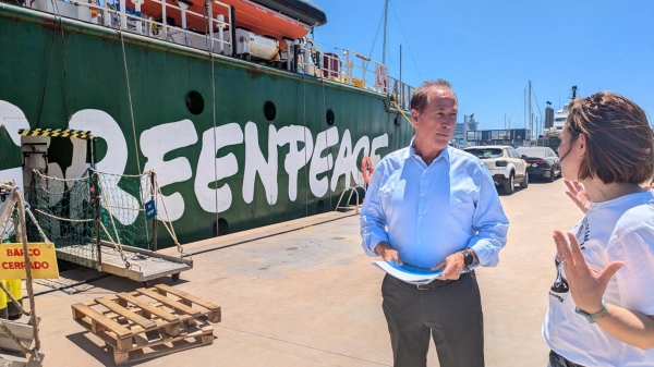 Imagen del artículo El conseller Lafuente visita el barco Arctic Sunrise de Greenpeace en Palma para conocer los desafíos que afrontan los océanos