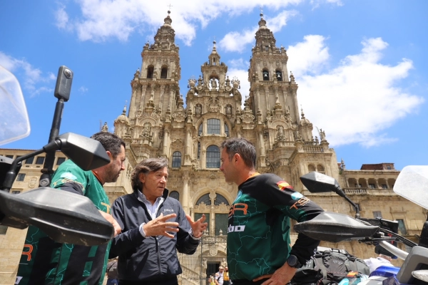 Imagen del artículo Lete recibe no Obradoiro ao piloto Gerard Farrés tras percorrer 1.700 km en cinco días monte a través desde Cataluña patrocinado pola empresa galega TSR