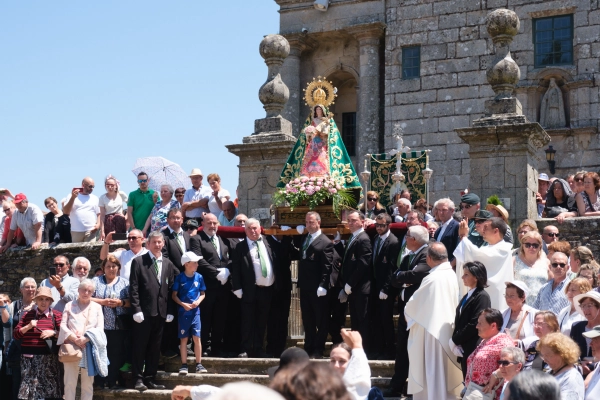 Imagen del artículo Alfonso Rueda participa na procesión da Virxe María do Corpiño