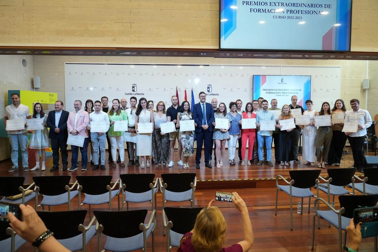 Imagen del artículo Castilla-La Mancha felicita a los 21 reconocidos con los Premios Extraordinarios de FP y ensalza la labor realizada en estas enseñanzas