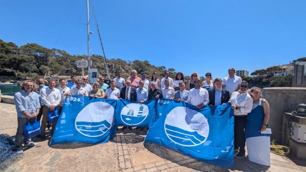 Imagen del artículo El conseller del Mar y del Ciclo del Agua destaca que es posible conjugar protección ambiental y desarrollo durante el acto de entrega de las Banderas Azules