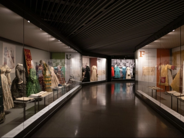 Imagen del artículo El Govern protegeix per interès nacional els béns del conjunt arqueològic de la Cinglera del Capelló, a Capellades, i la Masia Freixa i el Museu Tèxtil, de Terrassa