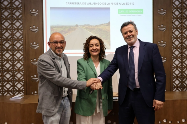 Imagen del artículo La Junta firma un convenio con la Diputación de Badajoz y el Ayuntamiento de Jerez de los Caballeros para mejorar la carretera de Valuengo a la EX-112