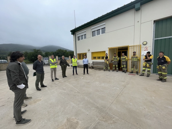 Imagen del artículo El consejero de Sostenibilidad visita a los agentes y bomberos forestales del Centro Comarcal de Santurde de Rioja