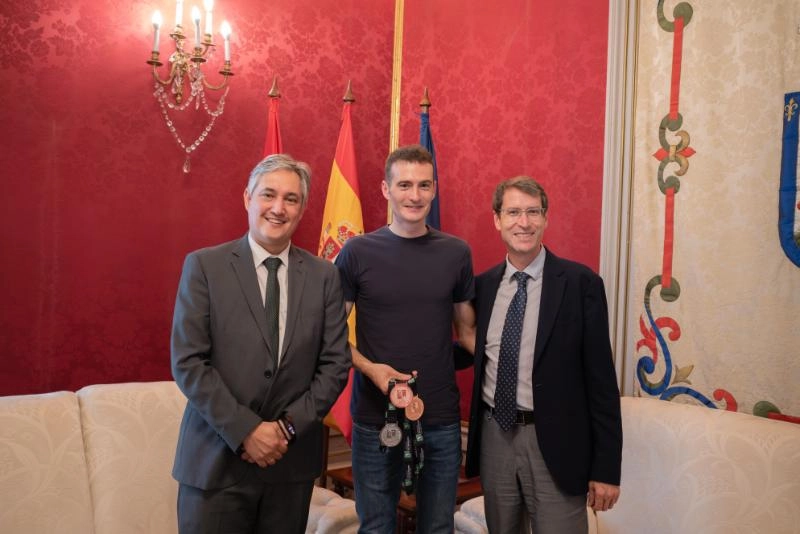 Imagen del artículo El presidente de La Rioja, Gonzalo Capellán, recibe al medallista riojalteño de trail Alain Santamaría