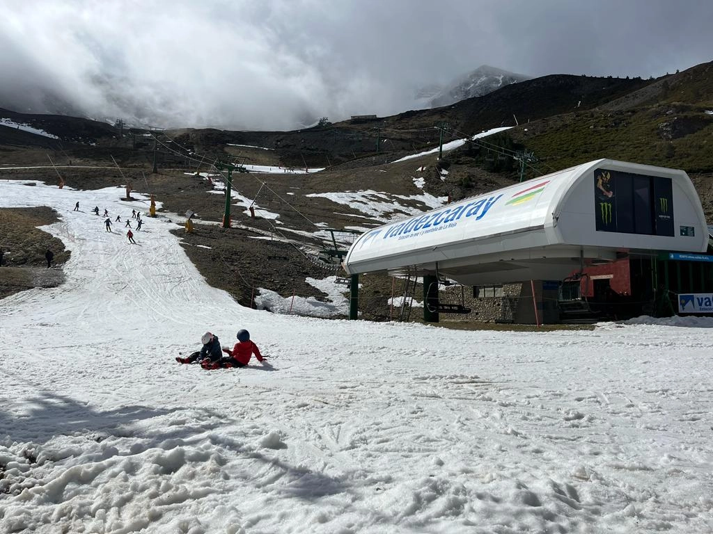Imagen del artículo Ante las altas temperaturas registradas en las dos últimas semanas, la estación de esquí de Valdezcaray cierra puntualmente sus instalaciones por falta de nieve