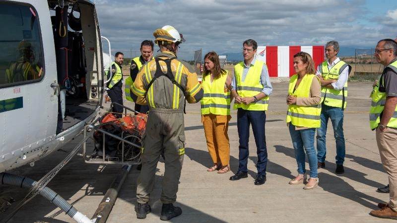 Imagen del artículo El presidente de La Rioja, Gonzalo Capellán, visita el dispositivo de medios aéreos contra incendios de Agoncillo