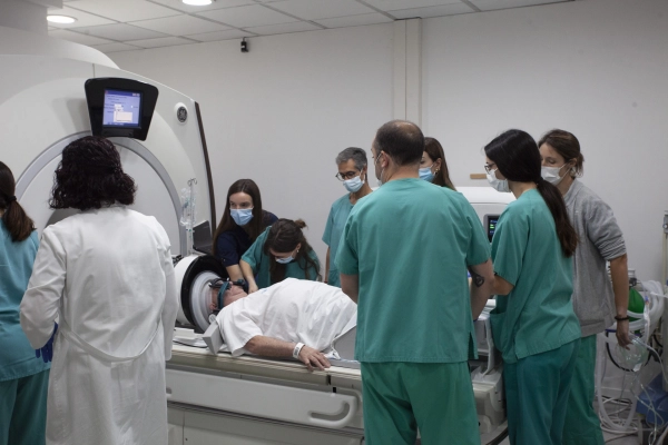 Imagen del artículo Realizada con éxito en el Hospital Universitario San Pedro la primera sesión con HIFU para la eliminación de temblores esenciales