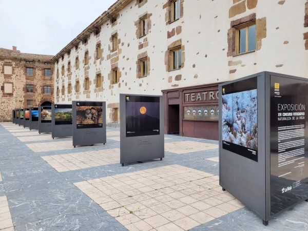 Imagen del artículo Las obras del concurso 'Naturaleza de La Rioja' de fotografía se instalan en la plaza del Ayuntamiento de Ezcaray hasta el 10 de julio