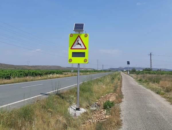 Imagen del artículo El Gobierno de La Rioja instala un nuevo sistema piloto para advertir de la presencia de animales en la carretera LR-282 entre Autol y Calahorra