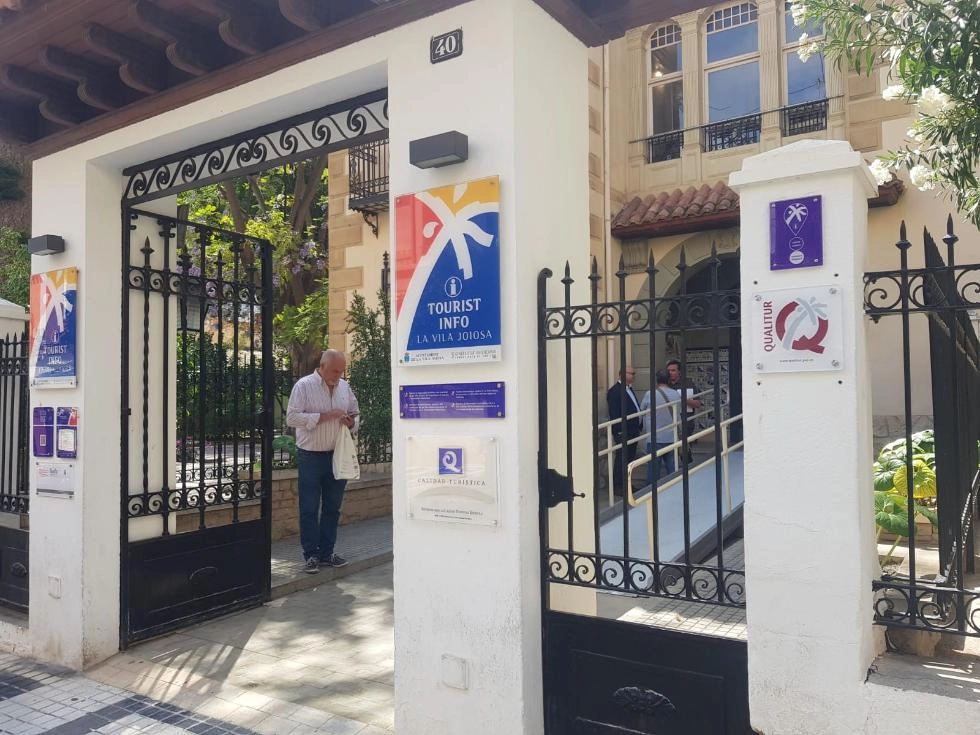 Imagen del artículo El director general de Turisme visita el 'Punto Violeta Turístico' de La Villajoyosa