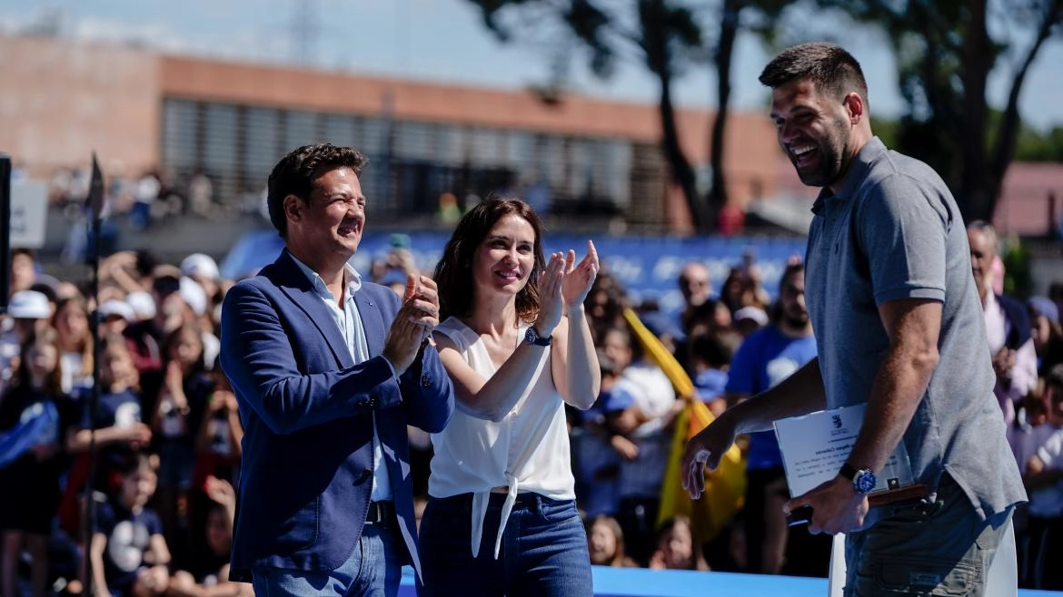 Imagen del artículo Díaz Ayuso traslada la importancia del deporte a todas las edades para la salud y la formación integralde la persona: Ayuda a vivir sin rendirnos