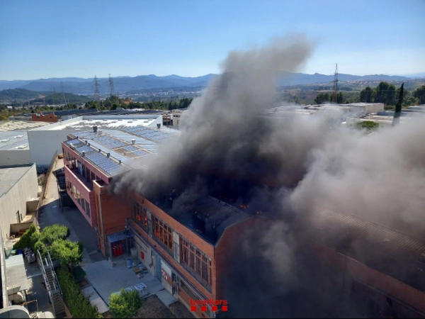 Imagen del artículo El Bombers de la Generalitat controlen l'incendi d'una nau industrial a Rubí (Vallès Occidental)