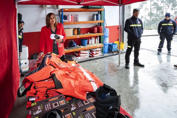 Imagen del artículo La consejera de Presidencia entrega equipaciones específicas para tráficos, forestales e intervenciones con lluvia a los bomberos del 112