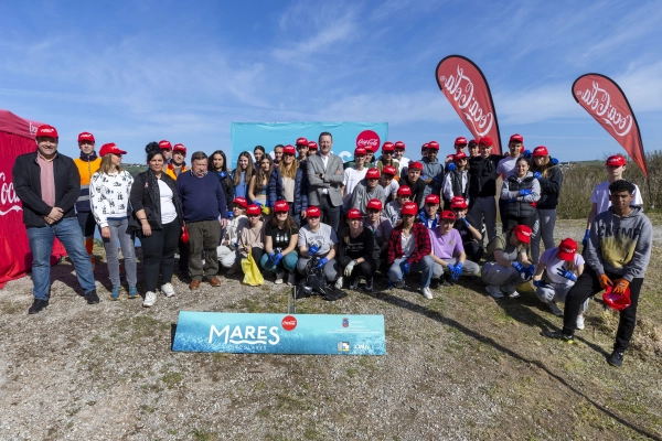 Imagen del artículo Medio centenar de alumnos del IES La Granja de Heras participan en la primera limpieza de residuos de Mares Circulares en 2023