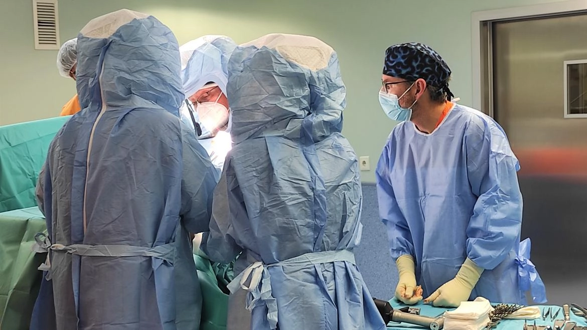 Imagen del artículo El Hospital público de la Cruz Roja de la Comunidad de Madrid mejora los resultados de las intervenciones de hombro con una prótesis pionera en España