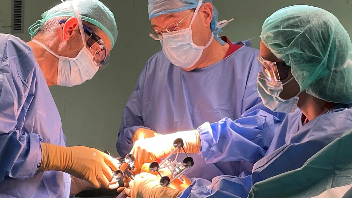 Imagen del artículo El Hospital público La Paz de la Comunidad de Madrid consolida su programa de cirugía robótica en prótesis de rodilla