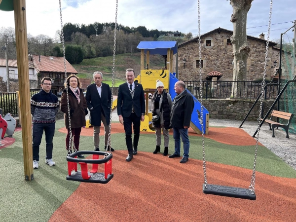 Imagen del artículo El Gobierno de Cantabria financia con fondos Leader, a través del GAL Valles Pasiegos, la construcción de un parque infantil en Liérganes
