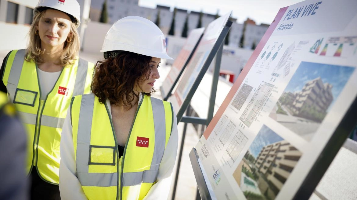 Imagen del artículo Díaz Ayuso comprueba en Alcorcón el estado de la promoción del Plan Vive más avanzada: 140 viviendas finalizadas antes de que termine el año