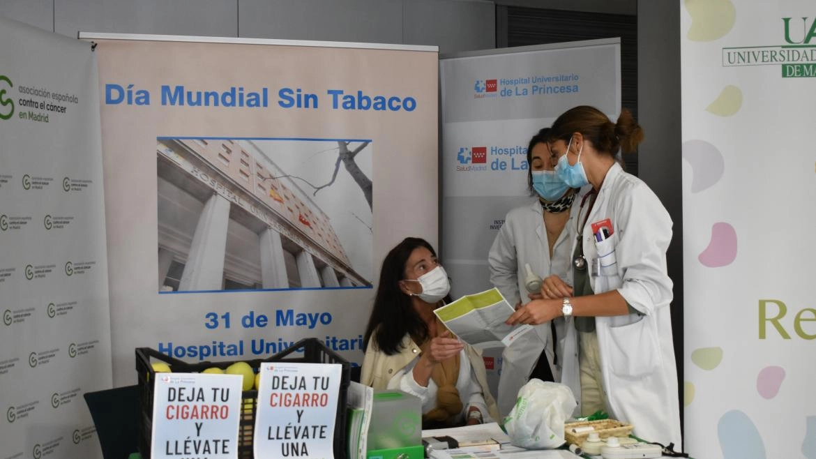Imagen del artículo El Hospital de La Princesa conmemora el Día Mundial sin Tabaco intercambiando manzanas por cigarrillos