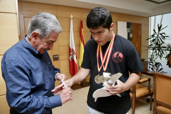 Imagen del artículo Revilla felicita a Daniel García por su doble medalla de bronce en el Campeonato de España de Tenis de Mesa para personas con discapacidad
