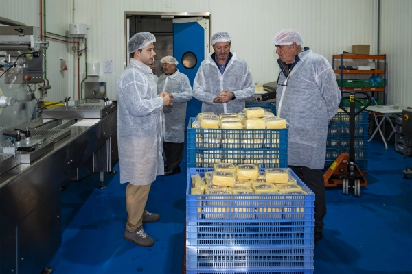 Imagen del artículo Blanco destaca la apuesta de la quesería La Pasiega de Peña Pelada por combinar tradición e innovación en la elaboración de un producto imprescindible en Cantabria