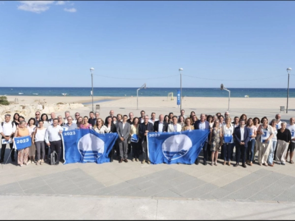 Imagen del artículo Els consellers d'Acció Climàtica i de Territori lliuren 120 Banderes Blaves a platges i ports esportius catalans