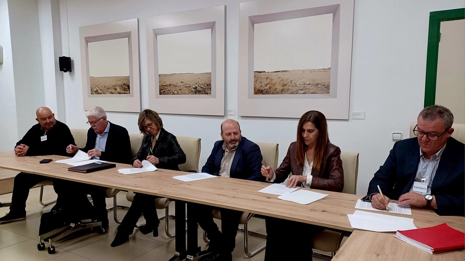 Imagen del artículo La Junta, CTAEX, CICYTEX, OITAB y CETARSA firman un protocolo para transformar el cultivo del cáñamo en Extremadura