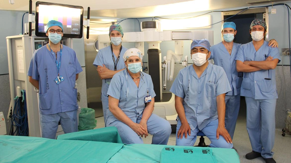 Imagen del artículo Cirujanos pediátricos del Hospital Clínico San Carlos extirpan parte del pulmón de una adolescente con cirugía robótica