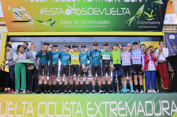 Imagen del artículo Nuria Flores asiste a la primera etapa de la Vuelta a Extremadura Masculina