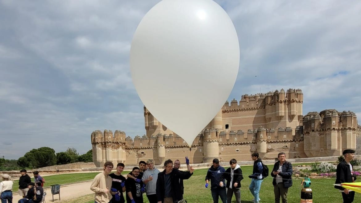 Imagen del artículo La Comunidad de Madrid lanza en globo a su primer astronauta de cartón dentro de los proyectos STEM aeroespaciales