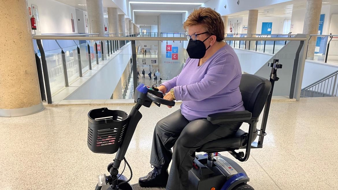 Imagen del artículo El Hospital público Infanta Cristina estrena vehículos eléctricos en sus instalaciones para personas con movilidad reducida