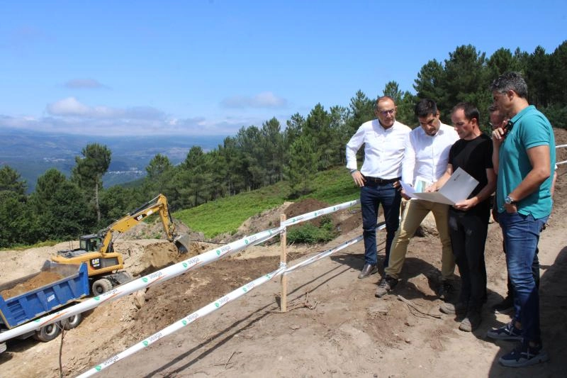 Imagen del artículo El delegado territorial de la Xunta en Ourense supervisa las obras de un punto de agua en A Arnoia