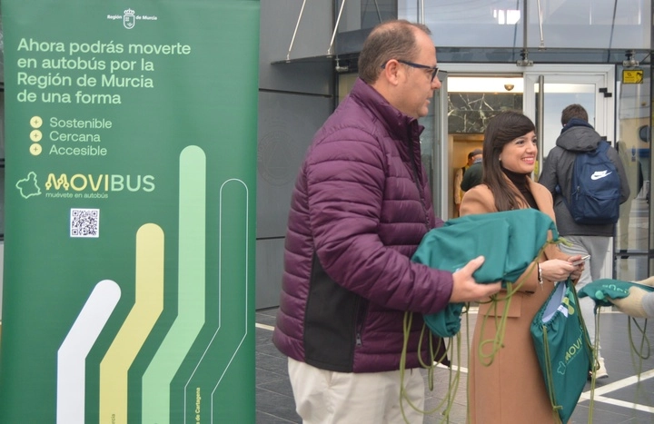 Imagen del artículo Fomento promueve el uso de Movibus entre los estudiantes de los centros ubicados en el Polígono Industrial Oeste de Alcantarilla