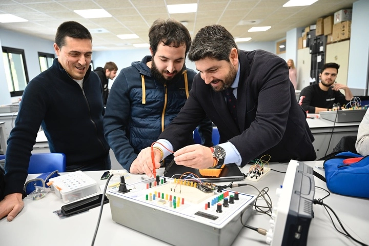 Imagen del artículo López Miras anuncia récord de inversión, grados y plazas en FP el próximo curso para dar más oportunidades laborales a los jóvenes