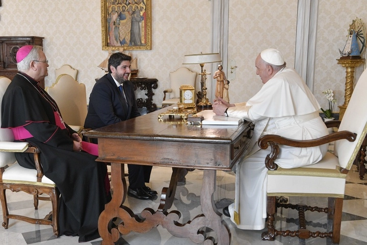 Imagen del artículo López Miras traslada al Papa Francisco su compromiso con la familia y la defensa de la vida y le invita al Año Jubilar 2024 de Caravaca
