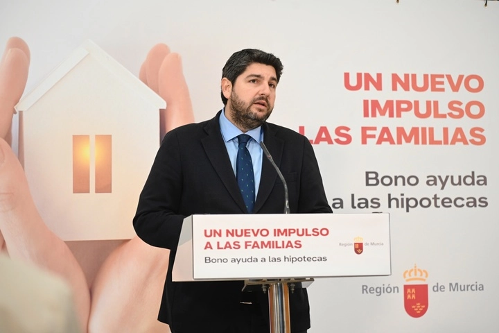 Imagen del artículo López Miras anuncia que el bono de ayuda a las hipotecas será un pago de 300 euros para familias con rentas por debajo de la media